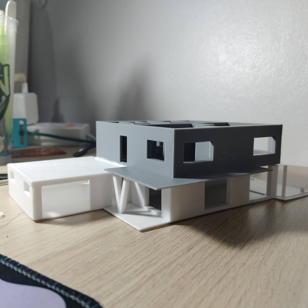 โมเดลบ้านสมัยใหม่สองชั้นผลิตด้วยเครื่องพิมพ์ 3D